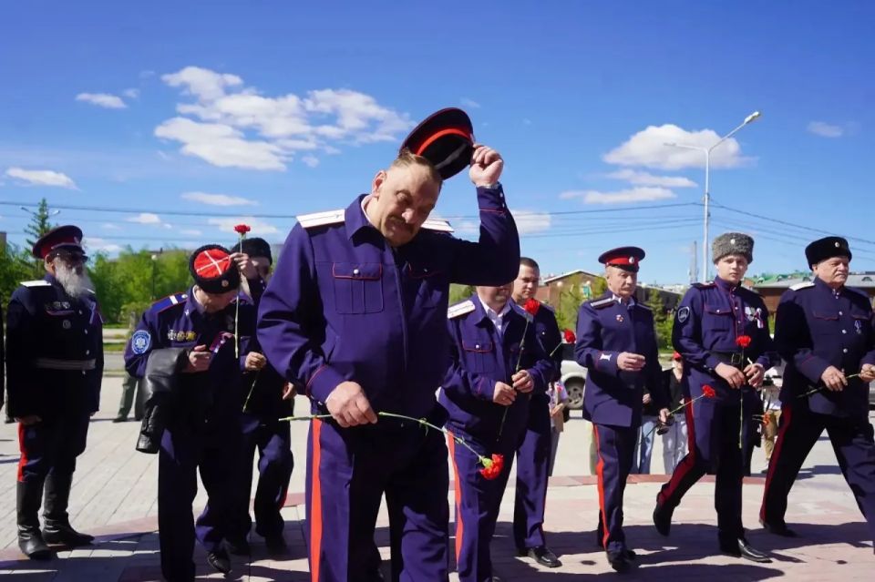 В День России состоялось возложение цветов к памятнику Петру Бекетову В День России состоялось возложение цветов к памятнику Петру Бекетову