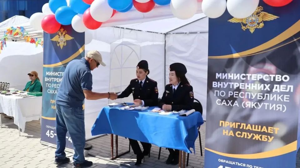 Прямо сейчас на площади Орджоникидзе проходит акция МВД республики «Один день с полицией России» Прямо сейчас на площади Орджоникидзе проходит акция МВД республики «Один день с полицией России»