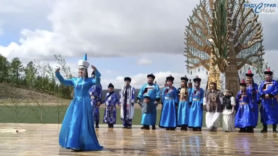 В Нерюнгри отпраздновали Ысыах с массовым осуохаем и титулованным спектаклем «Золотой маски» В Нерюнгри отпраздновали Ысыах с массовым осуохаем и титулованным спектаклем «Золотой маски»
