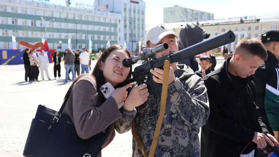 Прямо сейчас на площади Орджоникидзе проходит акция МВД республики «Один день с полицией России» Прямо сейчас на площади Орджоникидзе проходит акция МВД республики «Один день с полицией России»