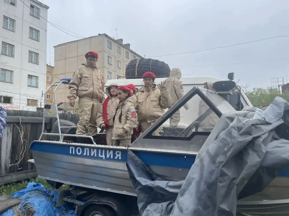 В Нижнеколымском районе полицейские провели для юнармейцев увлекательную экскурсию в рамках акции «Один день с полицией России» В Нижнеколымском районе полицейские провели для юнармейцев увлекательную экскурсию в рамках акции «Один день с полицией России»