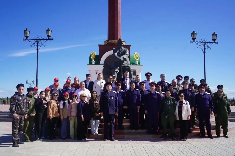 В День России состоялось возложение цветов к памятнику Петру Бекетову В День России состоялось возложение цветов к памятнику Петру Бекетову