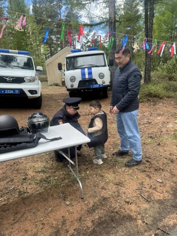 В День России нерюнгринские полицейские провели для жителей профориентационную акцию «Честь мундира — честь России» В День России нерюнгринские полицейские провели для жителей профориентационную акцию «Честь мундира — честь России»