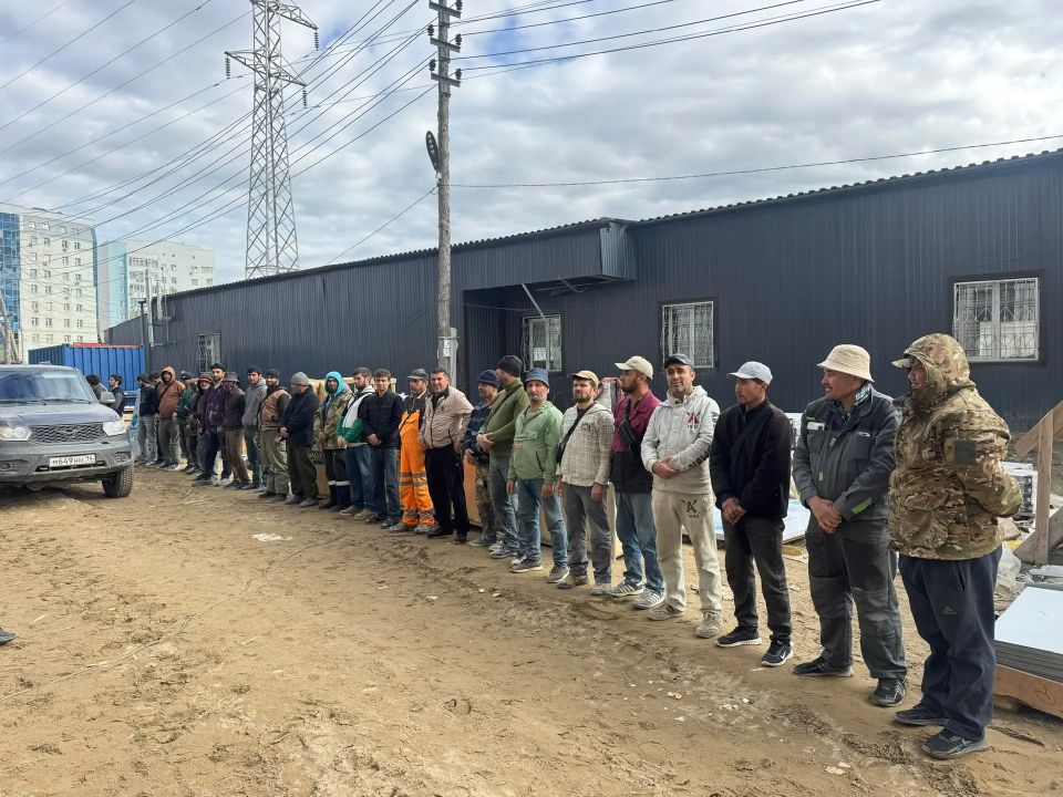 В Якутске миграционная полиция выявила 6 мигрантов-строителей, нарушивших правила патента В Якутске миграционная полиция выявила 6 мигрантов-строителей, нарушивших правила патента