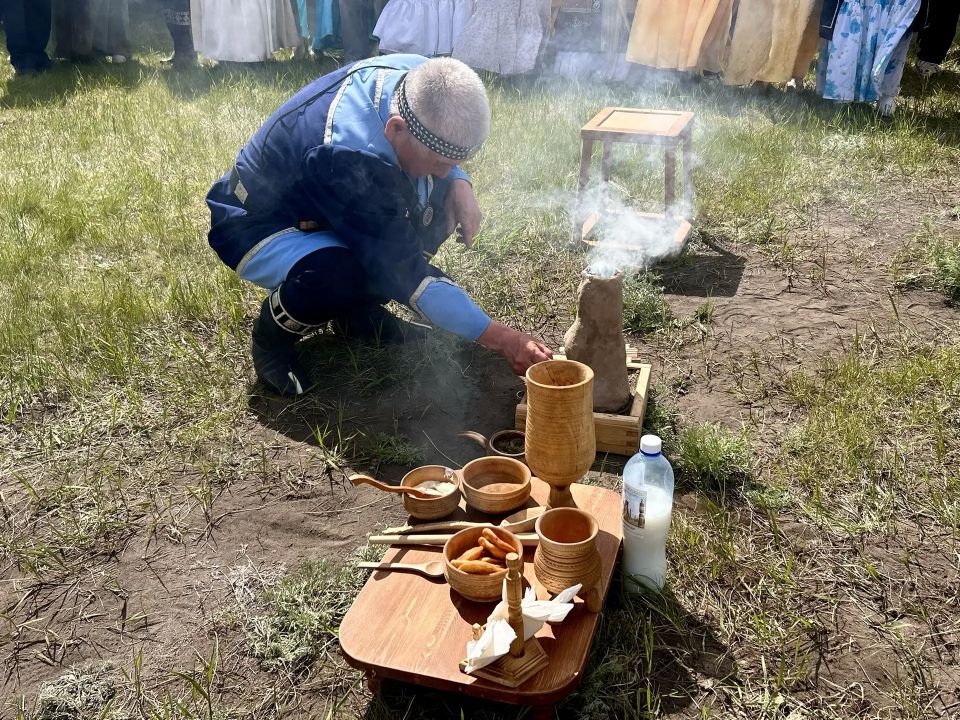 Поздравил членов Якутского республиканского отделения Всероссийского общества глухих с праздником Ысыах и 100-летием организации Поздравил членов Якутского республиканского отделения Всероссийского общества глухих с праздником Ысыах и 100-летием организации