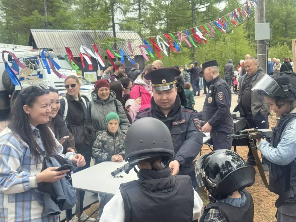 В День России нерюнгринские полицейские провели для жителей профориентационную акцию «Честь мундира — честь России» В День России нерюнгринские полицейские провели для жителей профориентационную акцию «Честь мундира — честь России»