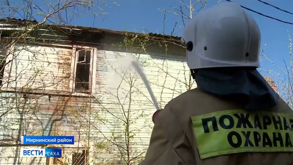 10 человек были эвакуированы во время пожара в многоквартирном доме в Мирнинском районе