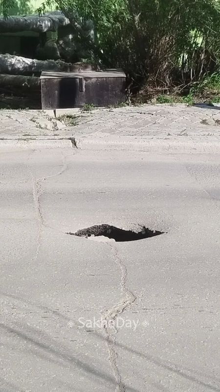 #пишут Здравствуйте на ул Горького провалился асфальт #пишут Здравствуйте на ул Горького провалился асфальт