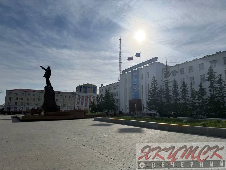 А где цветы?. Традиционно площадь Ленина из года в год украшали цветами