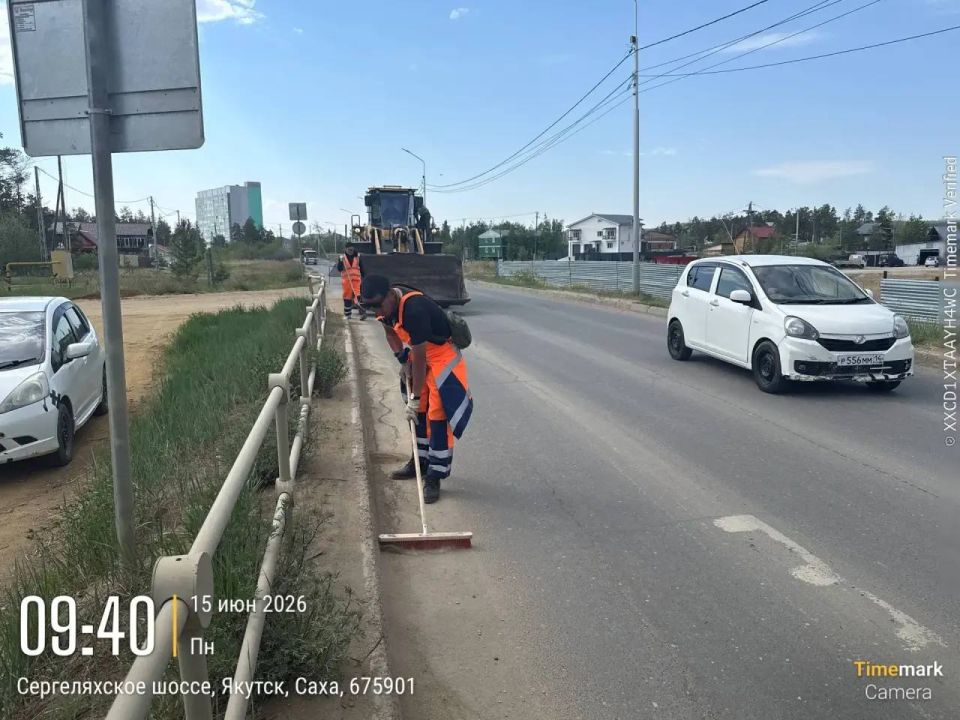 Очистка, подготовка к погрузке прибордюрной части, Сергеляхское шоссе