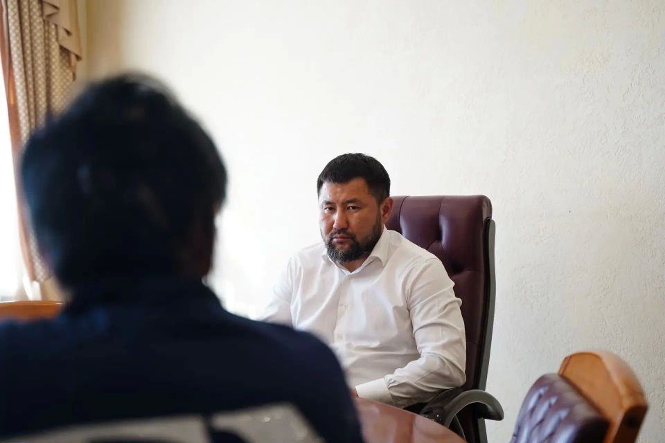 Как правило, люди приходят ко мне на личный прием, написав предварительно заявление в отделе обращений граждан на 1 этаже мэрии Как правило, люди приходят ко мне на личный прием, написав предварительно заявление в отделе обращений граждан на 1 этаже мэрии