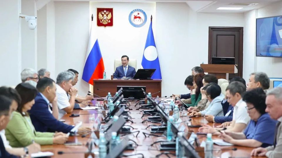 Айсен Николаев провёл рабочую встречу с руководством Государственного Собрания (Ил Тумэн), в ходе которой были обсуждены ключевые вопросы предстоящего пленарного заседания Парламента