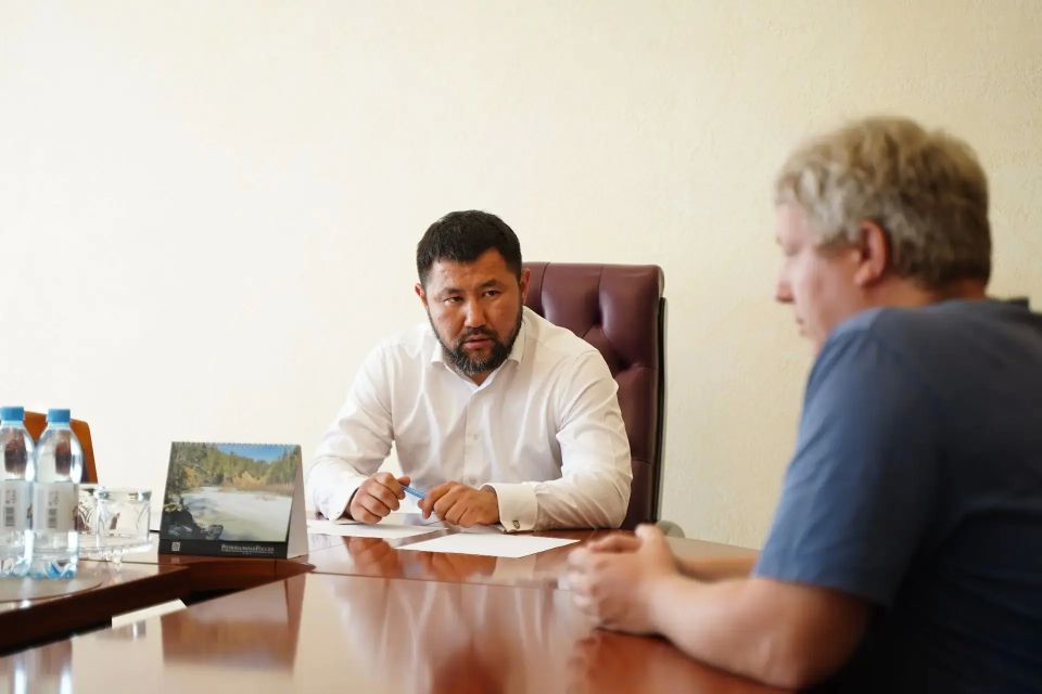 Как правило, люди приходят ко мне на личный прием, написав предварительно заявление в отделе обращений граждан на 1 этаже мэрии