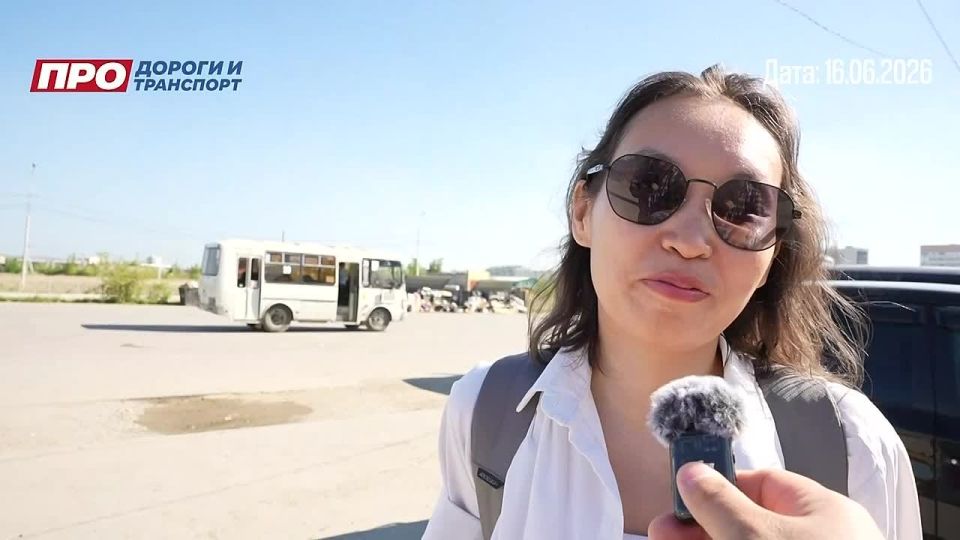 Сегодня сотрудники МКУ «Городская дорожно-транспортная служба» провели проверку маршрутных автобусов на наличие QR-кодов для безналичной оплаты проезда
