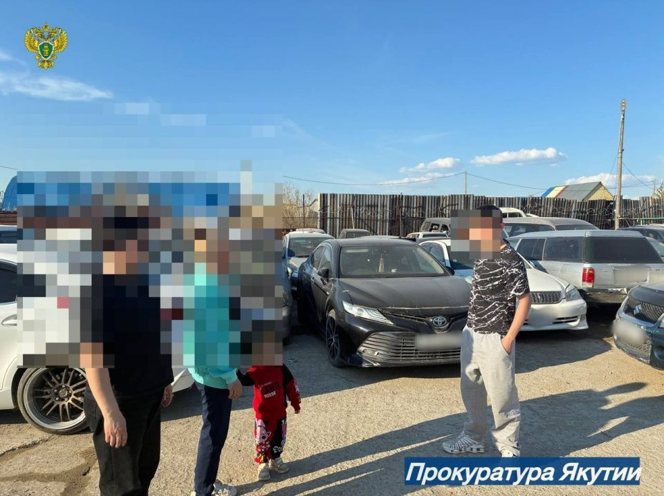 В Якутске двое подростков испортили ограждение и угнали мотоцикл с питбайком