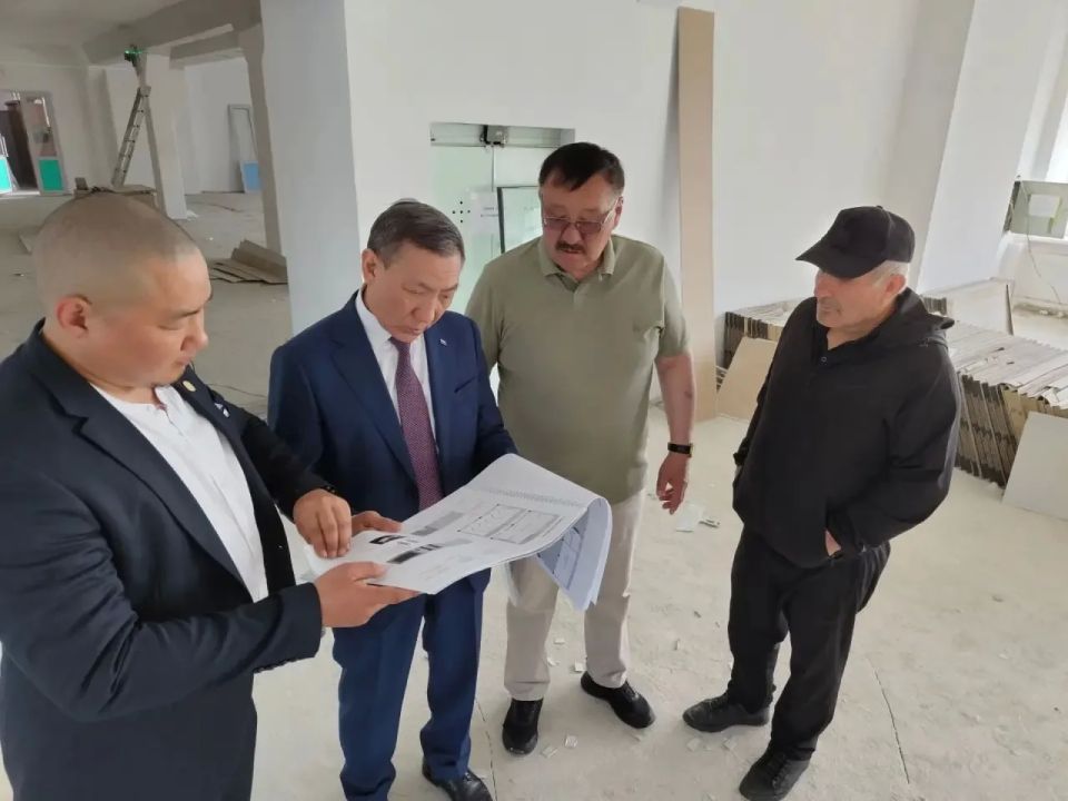 Проверил ход ремонта Национальной библиотеки Якутии
