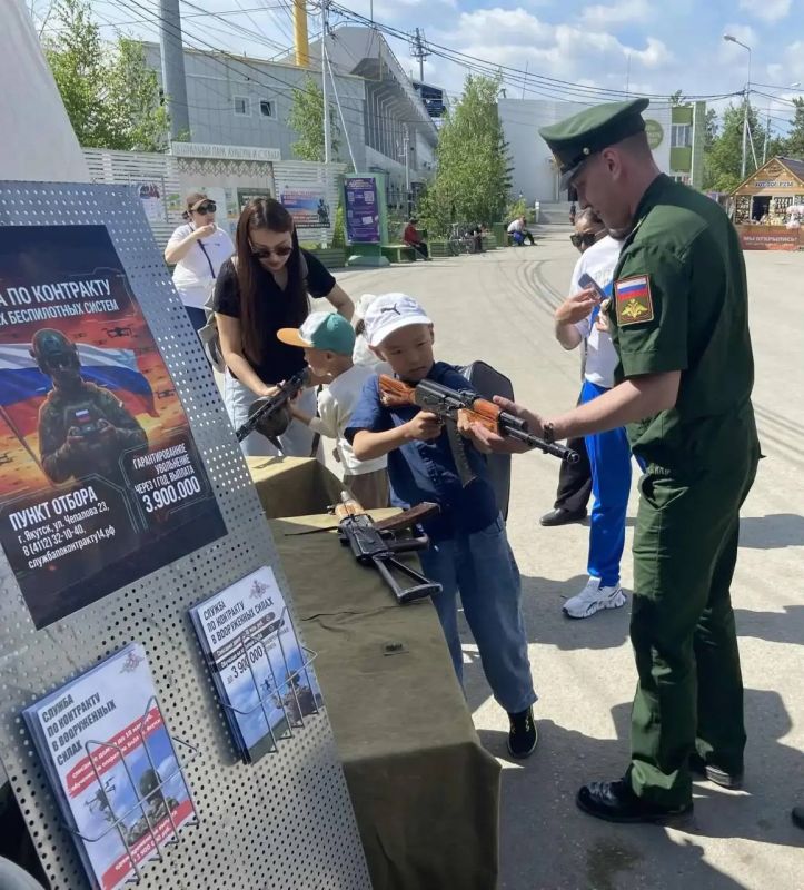 В парке Якутска в выходные работал мобильный пункт отбора на контрактную службу