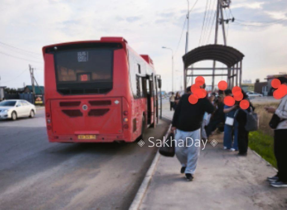 Автобус 103-го маршрута снялся с рейса на остановке ДСК