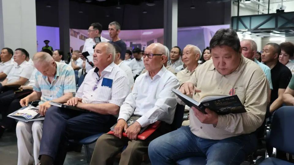 В Якутске презентовали юбилейную книгу к 90-летию Госавтоинспекции В Якутске презентовали юбилейную книгу к 90-летию Госавтоинспекции