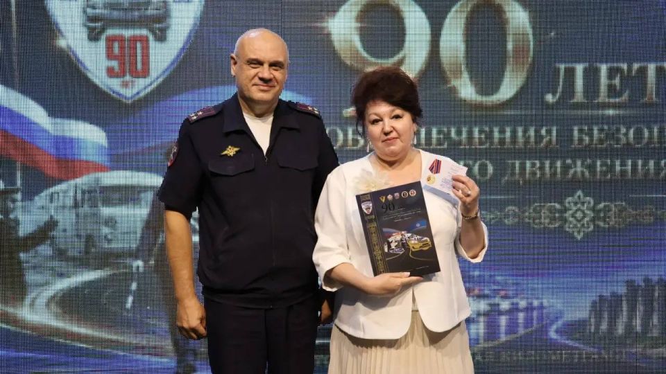 В Якутске презентовали юбилейную книгу к 90-летию Госавтоинспекции В Якутске презентовали юбилейную книгу к 90-летию Госавтоинспекции