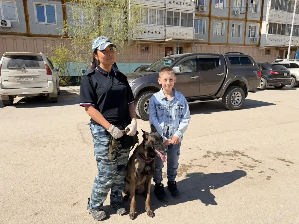 Якутские транспортные полицейские приняли участие в акции «Один день с полицией России» Якутские транспортные полицейские приняли участие в акции «Один день с полицией России»