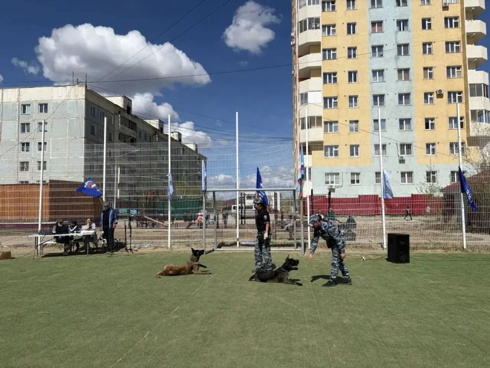 Якутские транспортные полицейские приняли участие в акции «Один день с полицией России» Якутские транспортные полицейские приняли участие в акции «Один день с полицией России»