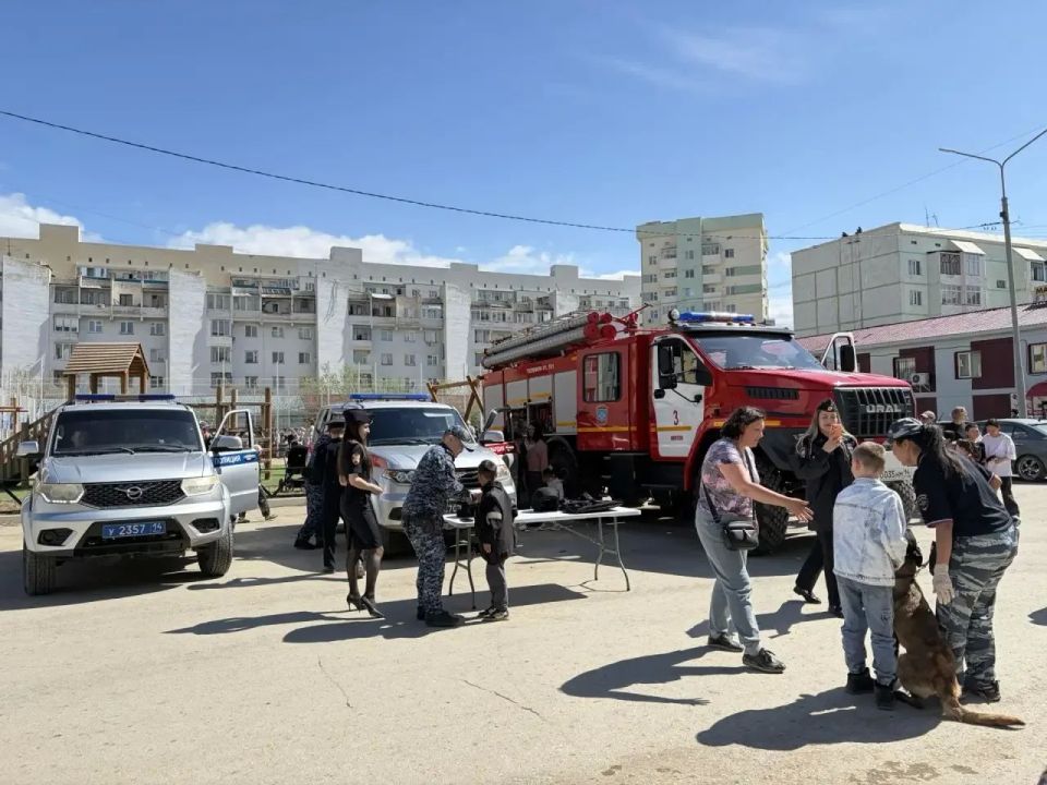 Якутские транспортные полицейские приняли участие в акции «Один день с полицией России» Якутские транспортные полицейские приняли участие в акции «Один день с полицией России»