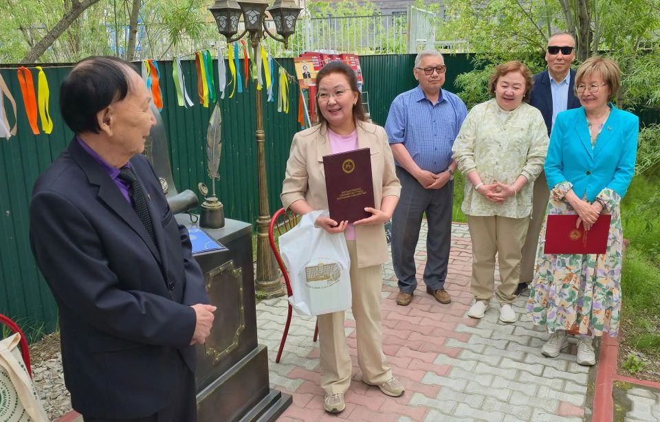 Сегодня в Национальном архиве Якутии прошло торжественное мероприятие, посвященное юбилею главного археографа Александра Калашникова Сегодня в Национальном архиве Якутии прошло торжественное мероприятие, посвященное юбилею главного археографа Александра Калашникова