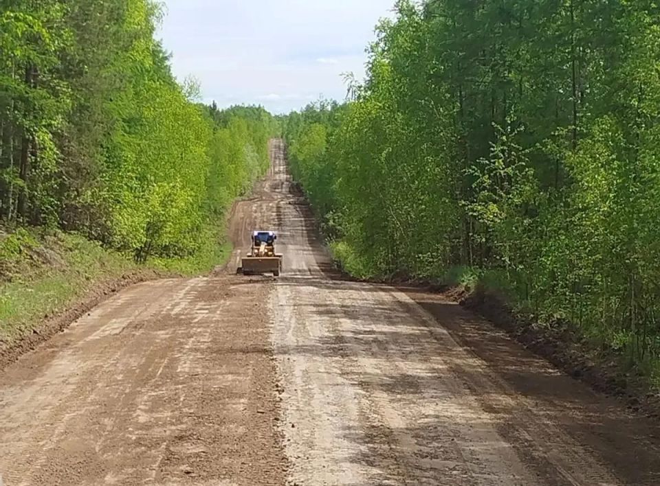 Дорожники устраняют последствия проливных дождей на автодороге "Амга" Дорожники устраняют последствия проливных дождей на автодороге "Амга"