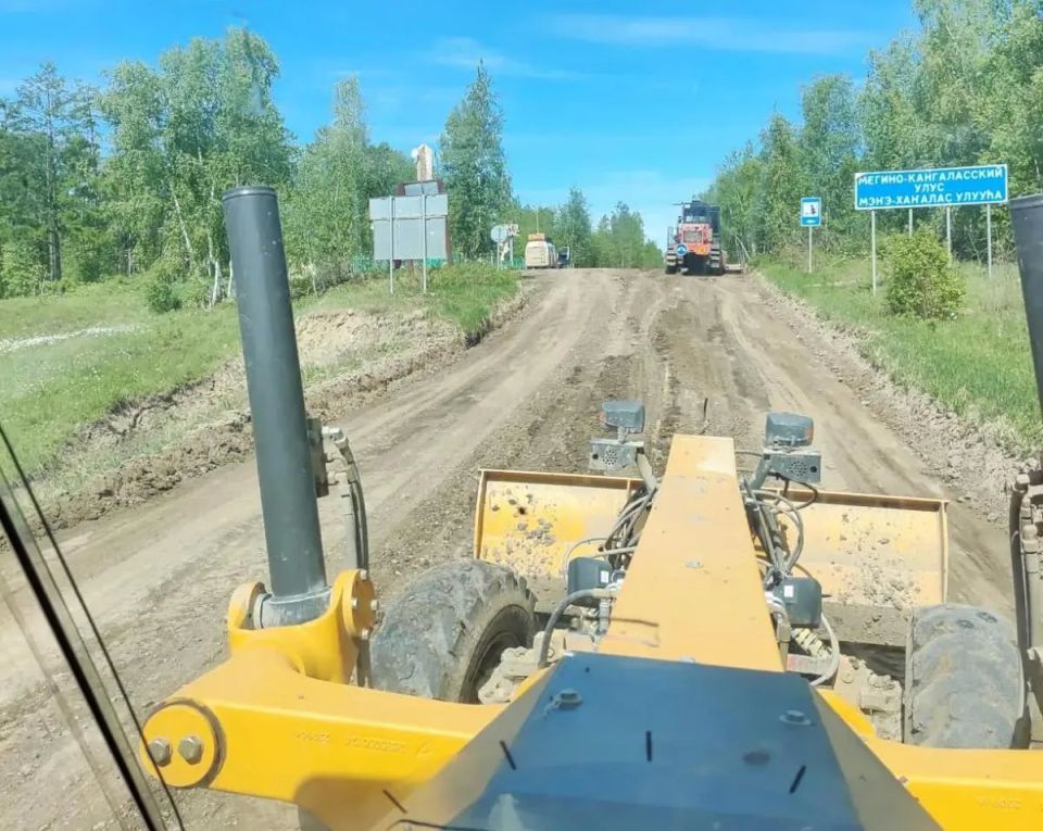 Дорожники устраняют последствия проливных дождей на автодороге "Амга" Дорожники устраняют последствия проливных дождей на автодороге "Амга"