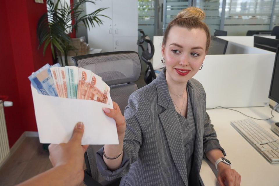 В Якутии с 1 сентября повысят зарплаты работникам бюджетной сферы