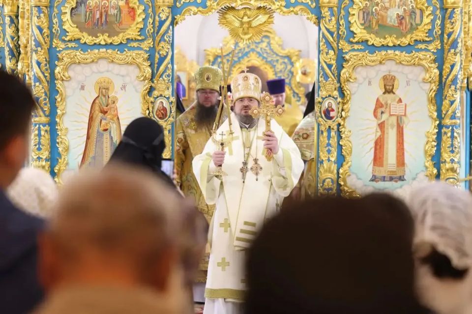 В Якутске прошло торжественное богослужение в честь 15-летия архиерейской хиротонии архиепископа Романа В Якутске прошло торжественное богослужение в честь 15-летия архиерейской хиротонии архиепископа Романа