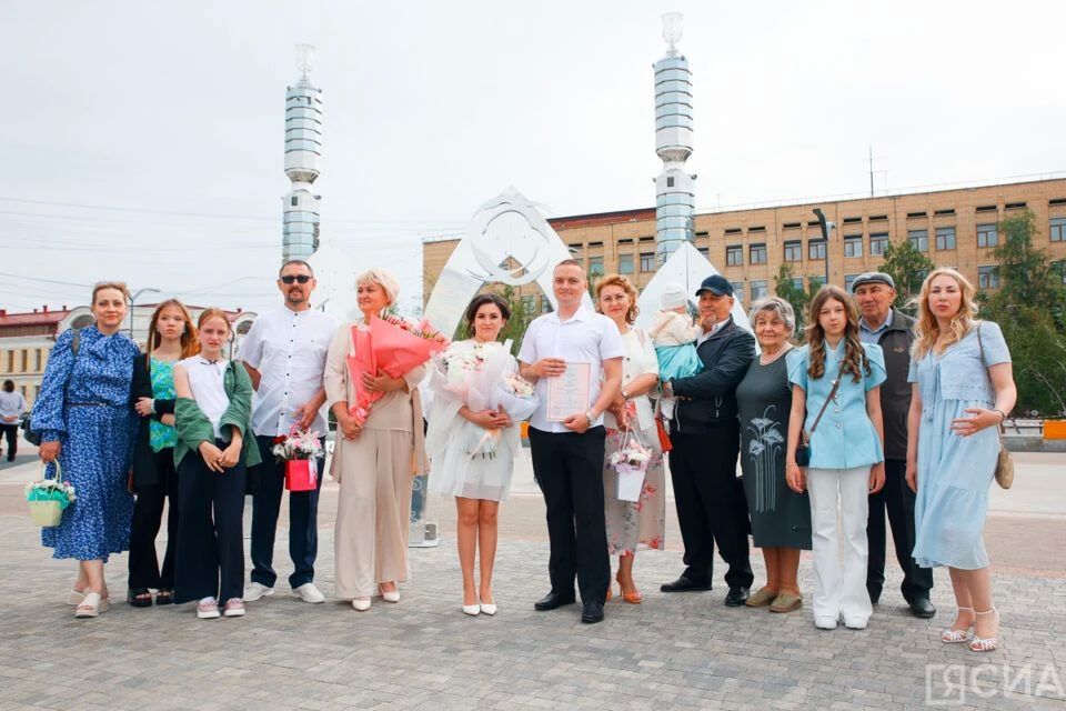 Первая летняя регистрация брака прошла на площади Республики в Якутске Первая летняя регистрация брака прошла на площади Республики в Якутске