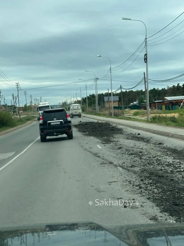 Самосвал рассыпал землю по Покровскому тракту возле магазина Аартык.Неравнодушный гражданин догнал самосвал и требует убрать то ,что рассыпал Самосвал рассыпал землю по Покровскому тракту возле магазина Аартык.Неравнодушный гражданин догнал самосвал и требует убрать то ,что рассыпал