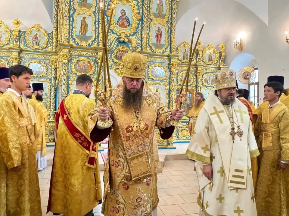 В Якутске прошло торжественное богослужение в честь 15-летия архиерейской хиротонии архиепископа Романа В Якутске прошло торжественное богослужение в честь 15-летия архиерейской хиротонии архиепископа Романа