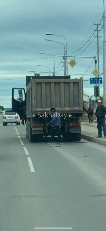 Самосвал рассыпал землю по Покровскому тракту возле магазина Аартык.Неравнодушный гражданин догнал самосвал и требует убрать то ,что рассыпал Самосвал рассыпал землю по Покровскому тракту возле магазина Аартык.Неравнодушный гражданин догнал самосвал и требует убрать то ,что рассыпал