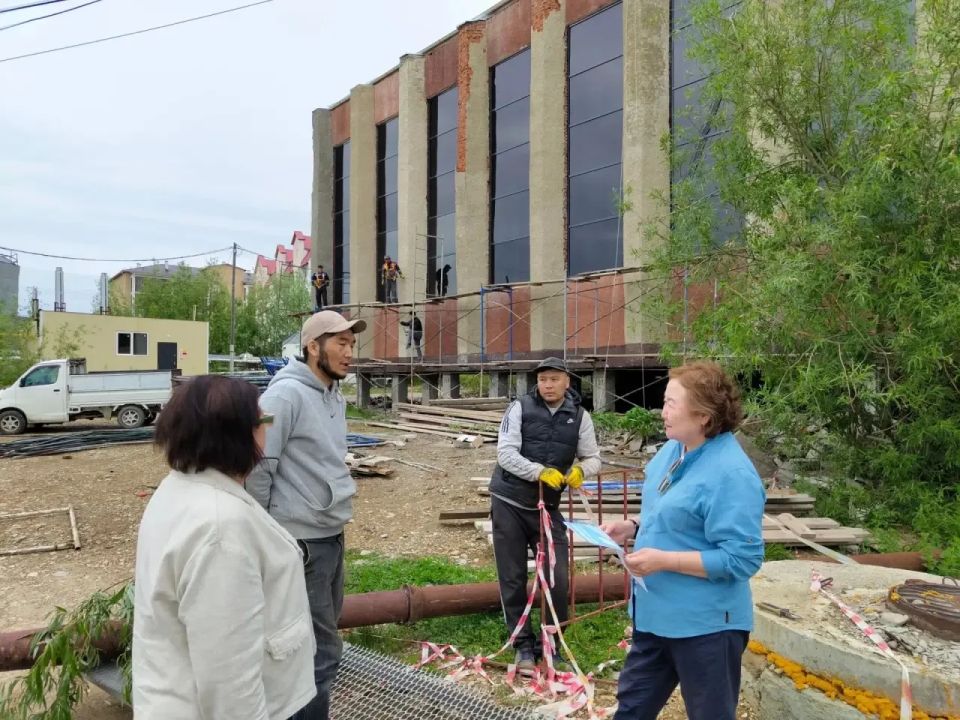 Первый замминистра культуры Якутии проверила капитальный ремонт в Покровске