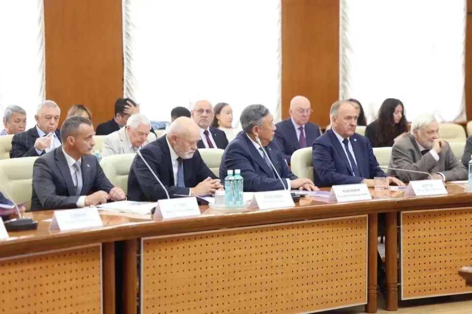 В Якутске прошло совместное заседание РАН и Правительства Якутии по развитию Арктики В Якутске прошло совместное заседание РАН и Правительства Якутии по развитию Арктики