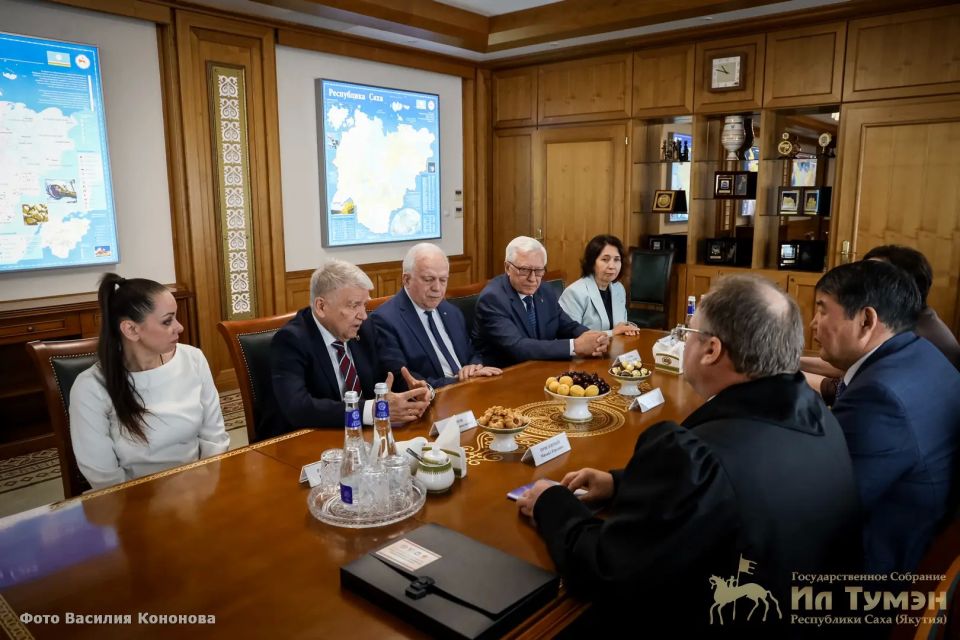 Спикер Ил Тумэна Алексей Еремеев встретился с делегацией Российской академии наук Спикер Ил Тумэна Алексей Еремеев встретился с делегацией Российской академии наук