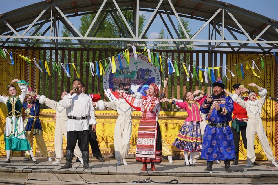 На Ысыахе в Таттинском улусе прошёл концерт «АртОтряд: Голос Дружбы» На Ысыахе в Таттинском улусе прошёл концерт «АртОтряд: Голос Дружбы»