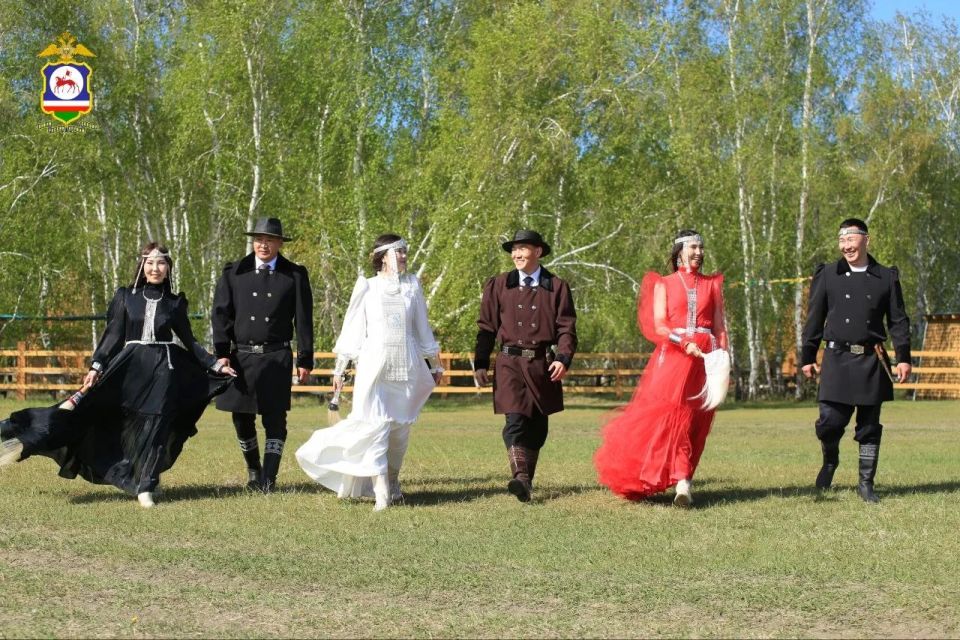 Якутские полицейские примерили национальные костюмы к Ысыаху Якутские полицейские примерили национальные костюмы к Ысыаху