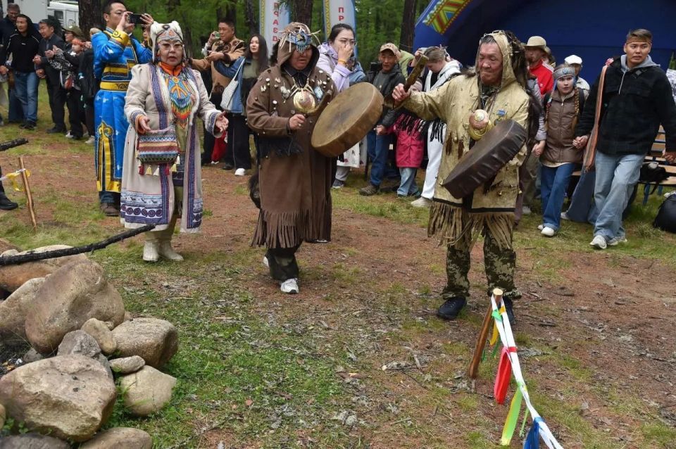 В Иенгре встретили лето и духов предков под звуки бубнов В Иенгре встретили лето и духов предков под звуки бубнов