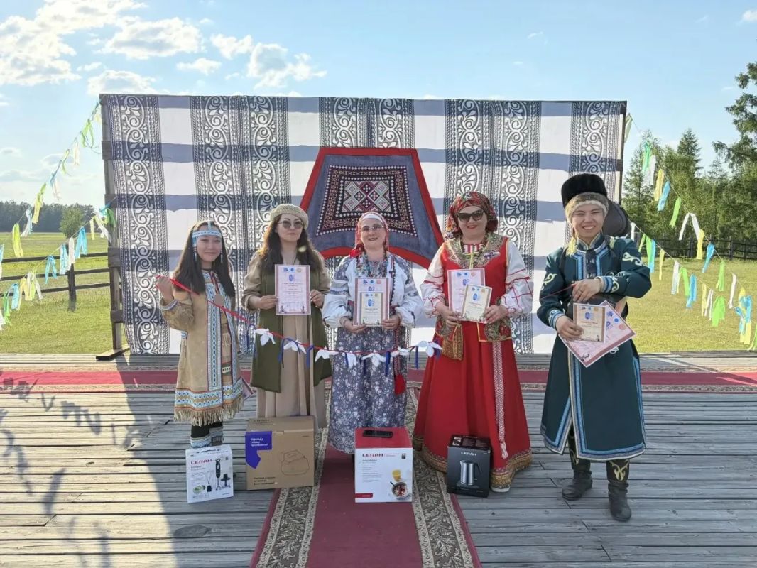 Активисты национально-культурных объединений РО Ассамблеи народов России РС(Я) приняли участие в фестивале, представив свои национальные костюмы