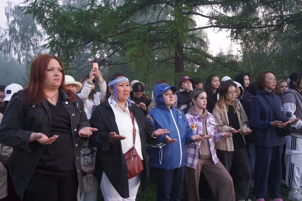21 июня в селе Ытык-Кюёль Таттинского улуса в живописной местности Хадаайы состоялся традиционный обряд встречи солнца в рамках I Национального праздника «Ысыах – праздник единства и дружбы народов» 21 июня в селе Ытык-Кюёль Таттинского улуса в живописной местности Хадаайы состоялся традиционный обряд встречи солнца в рамках I Национального праздника «Ысыах – праздник единства и дружбы народов»