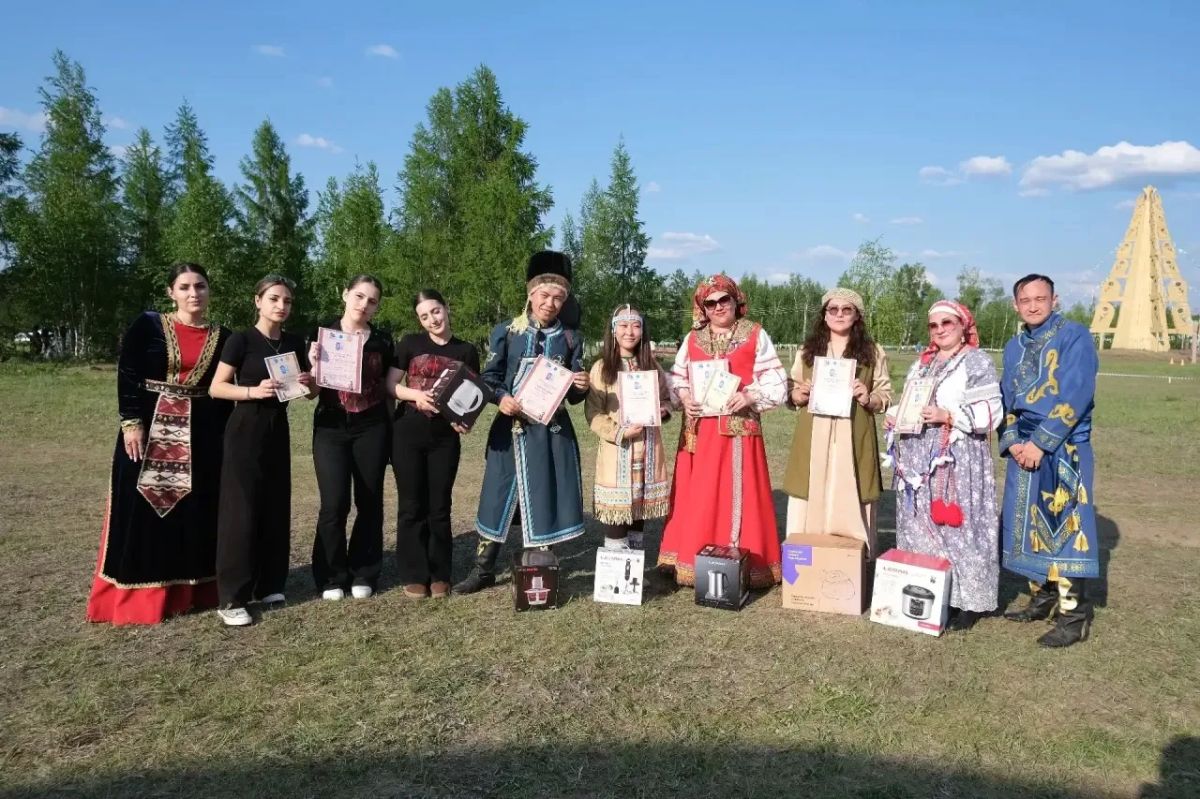 Активисты национально-культурных объединений РО Ассамблеи народов России РС(Я) приняли участие в фестивале, представив свои национальные костюмы Активисты национально-культурных объединений РО Ассамблеи народов России РС(Я) приняли участие в фестивале, представив свои национальные костюмы
