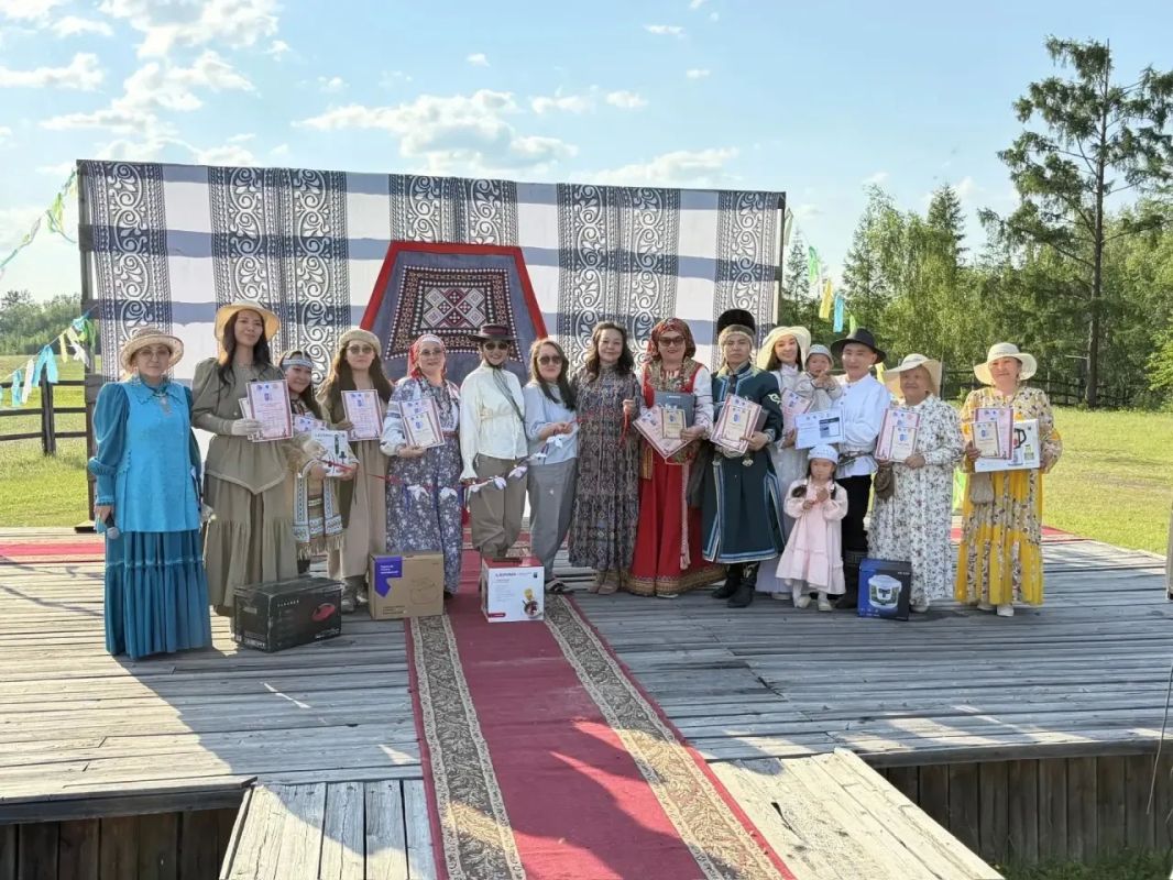 Активисты национально-культурных объединений РО Ассамблеи народов России РС(Я) приняли участие в фестивале, представив свои национальные костюмы Активисты национально-культурных объединений РО Ассамблеи народов России РС(Я) приняли участие в фестивале, представив свои национальные костюмы