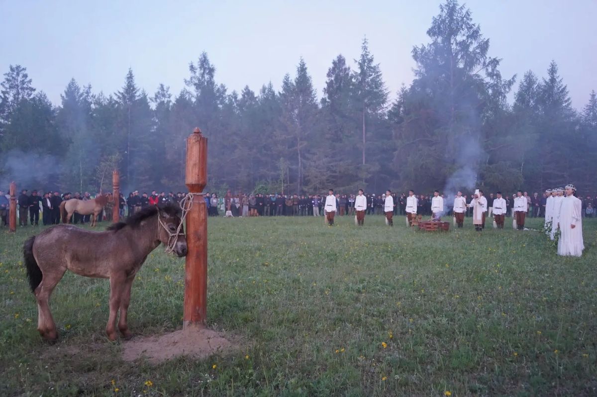 21 июня в селе Ытык-Кюёль Таттинского улуса в живописной местности Хадаайы состоялся традиционный обряд встречи солнца в рамках I Национального праздника «Ысыах – праздник единства и дружбы народов» 21 июня в селе Ытык-Кюёль Таттинского улуса в живописной местности Хадаайы состоялся традиционный обряд встречи солнца в рамках I Национального праздника «Ысыах – праздник единства и дружбы народов»