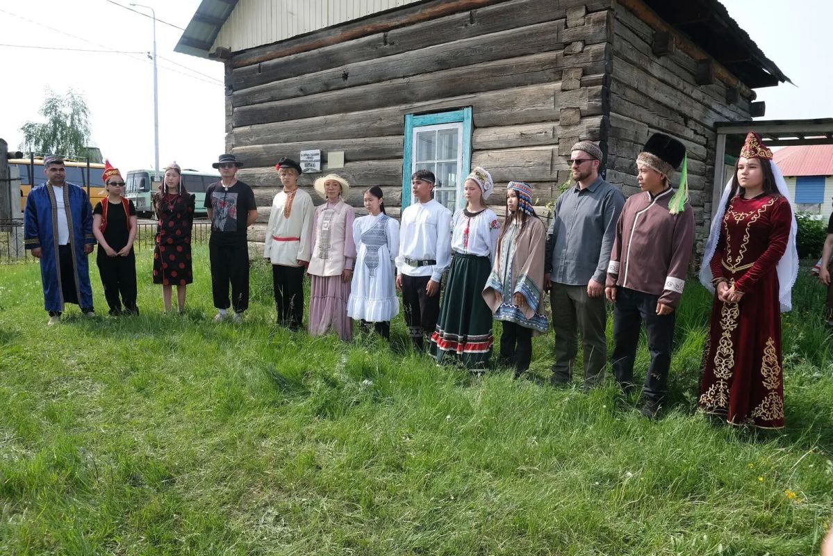 Делегация Ассамблеи народов России и Дома дружбы народов гостит на родине Алексея Кулаковского в знак уважения к Его литературному и духовному наследию, завещавшему будущим поколениям на много лет вперед жить в мире и... Делегация Ассамблеи народов России и Дома дружбы народов гостит на родине Алексея Кулаковского в знак уважения к Его литературному и духовному наследию, завещавшему будущим поколениям на много лет вперед жить в мире и...