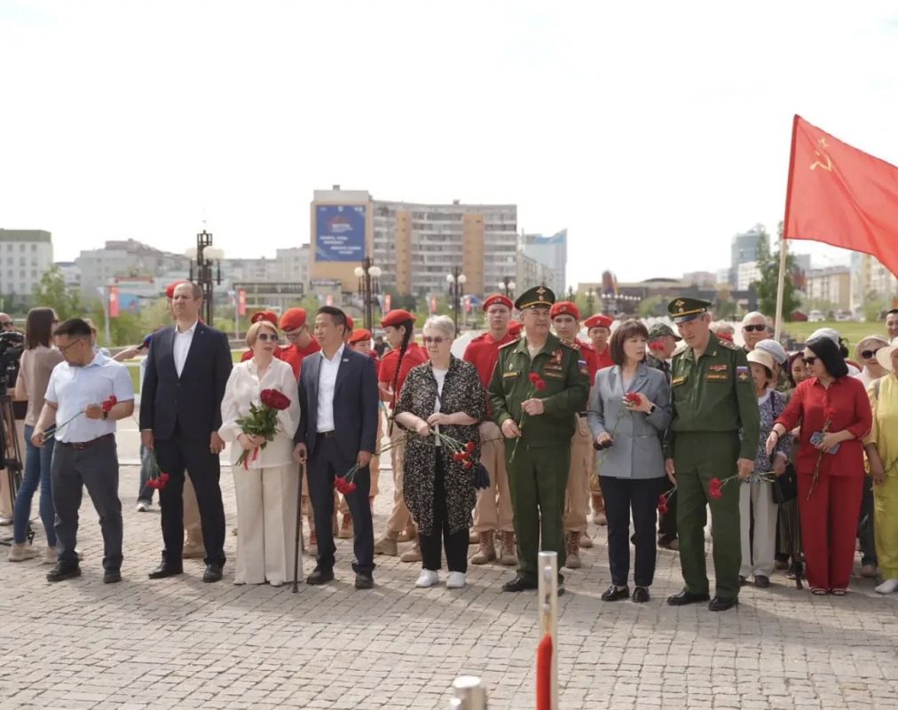 В Якутске в День памяти и скорби возложили цветы к монументу «Воинам-победителям» В Якутске в День памяти и скорби возложили цветы к монументу «Воинам-победителям»