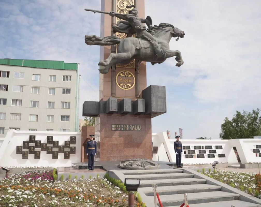 В Якутске в День памяти и скорби возложили цветы к монументу «Воинам-победителям» В Якутске в День памяти и скорби возложили цветы к монументу «Воинам-победителям»